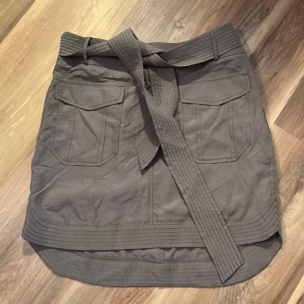 Banana republic silk feel cargo skirt